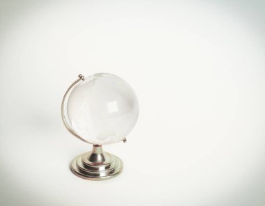 beyaz bir arka plan üzerinde küçük globe.isolated. kopya alanı ile fotoğraf