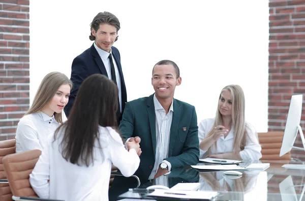 Handshake parceiros internacionais antes de reuniões de negócios. foto com espaço de cópia — Fotografia de Stock