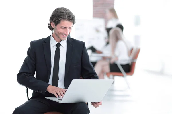 Ernstige zakenman die op laptop in moderne kantoor werkt — Stockfoto