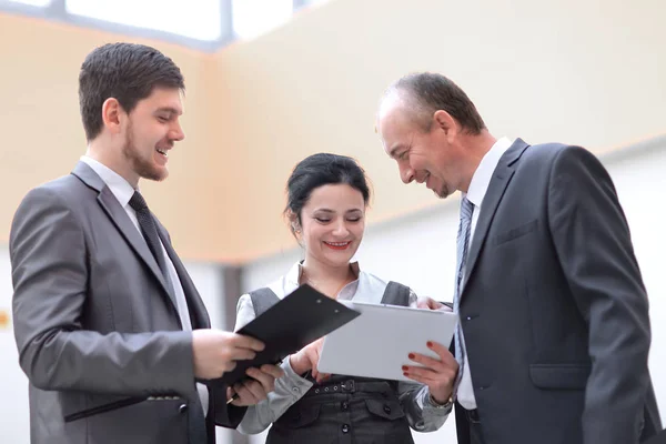 Equipo de negocios discutiendo cuestiones de trabajo de pie en la oficina —  Fotos de Stock