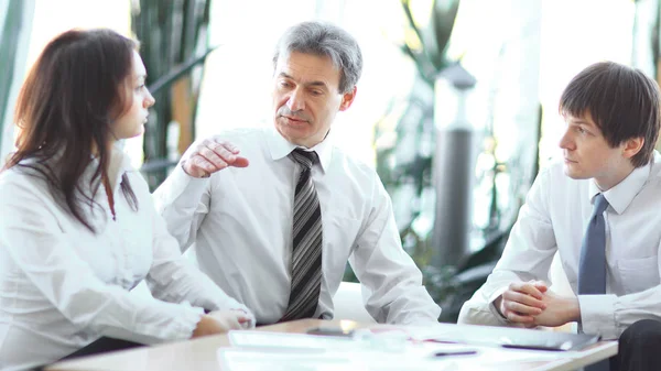 Project leader talking to business team in the workplace. — Stock Photo, Image