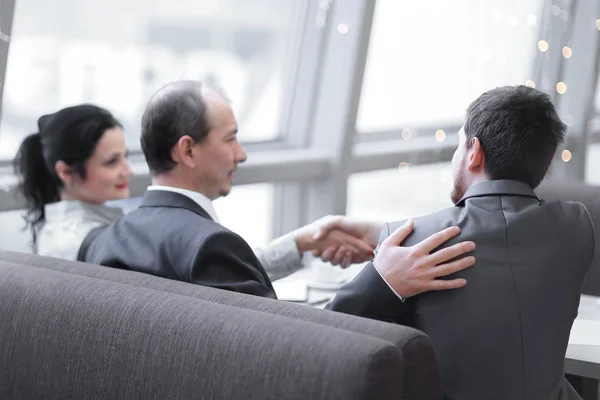 Sorridente feminino e masculino empresários líderes handshaking sobre mesa — Fotografia de Stock