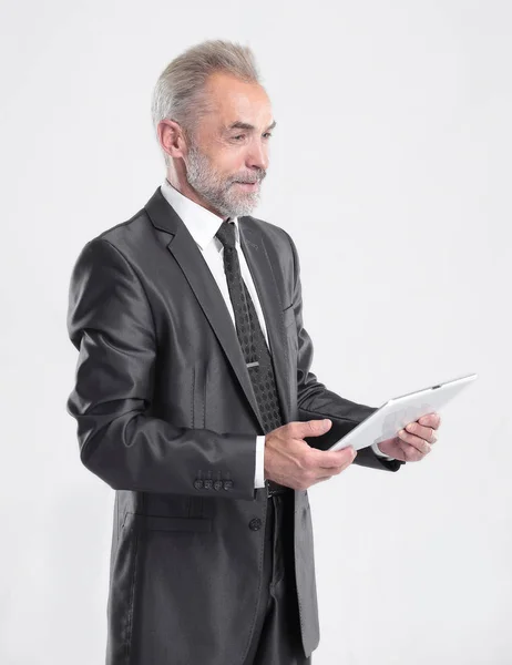 Moderner Geschäftsmann liest Text auf einem digitalen Tablet.isoliert auf grauem Hintergrund — Stockfoto