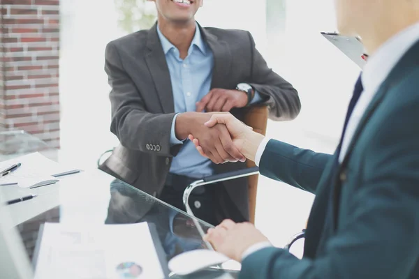 Närbild-handskakningen internationella partner på ett skrivbord — Stockfoto