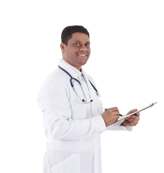 Médico geral escrevendo uma prescrição. Isolado em branco — Fotografia de Stock