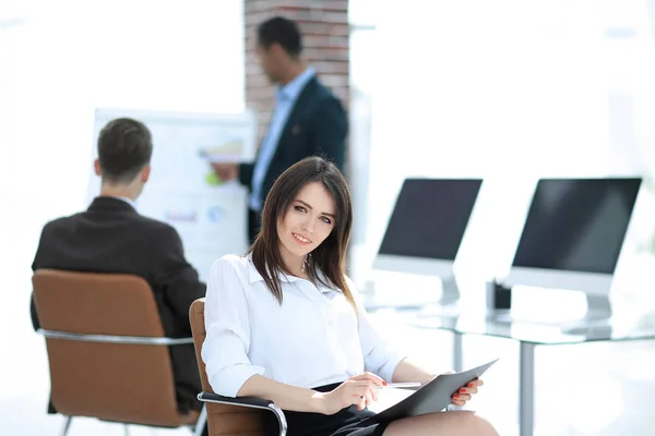 Équipe Affaires Travaillant Sur Une Nouvelle Présentation Dans Bureau Moderne — Photo