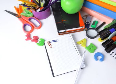 yakın çekim. Not defteri ve kalem beyaz arka plan .photo üzerinde kopya alanı ile açın