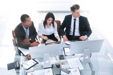 ofiste masada oturan profesyonel iş takım