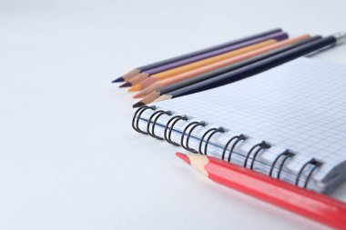 yakın çekim. Not defteri ve kalem üzerinde beyaz arka plan .photo kopya space.background ile.