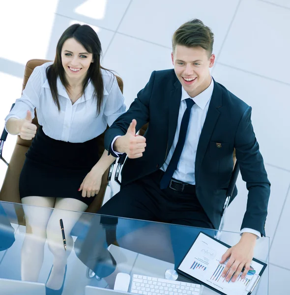 Primer plano. exitoso equipo de negocios mostrando pulgar hacia arriba . —  Fotos de Stock