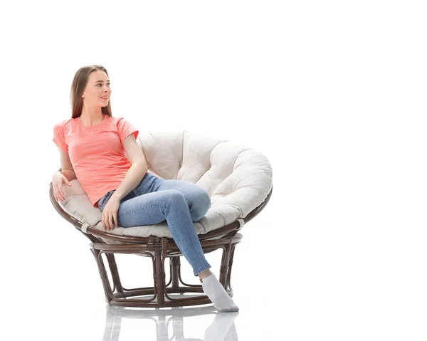 Jonge Vrouw Vrijetijdskleding Zittend Een Comfortabele Chair Photo Met Kopie — Stockfoto