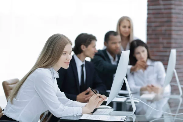 Equipo de negocios discutiendo con el Gerente problemas de trabajo —  Fotos de Stock