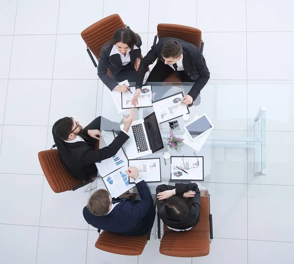 Vista dall'alto. il team aziendale discute il rendiconto finanziario .photo con spazio per la copia — Foto Stock