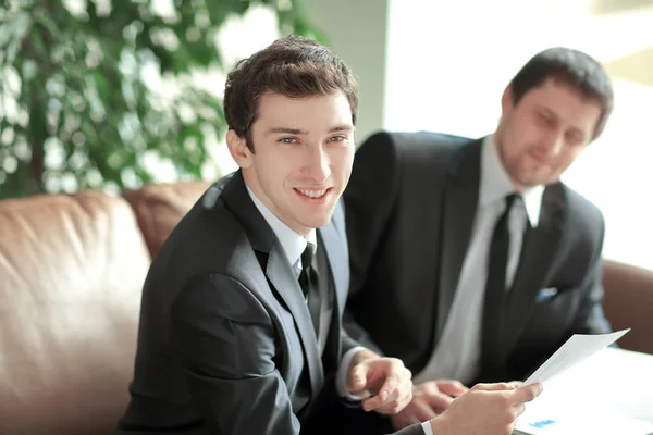 Vicino Giovane Uomo Affari Prende Consulenza Legale Ufficio Moderno — Foto Stock