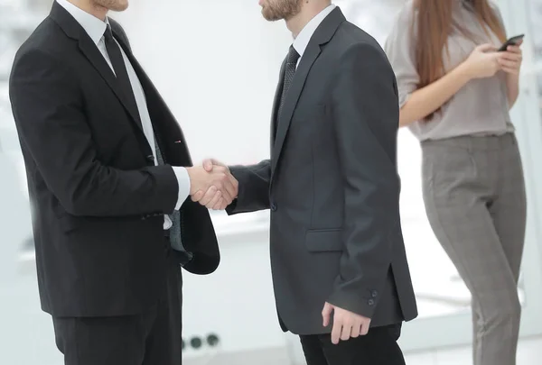 オフィスでのビジネスの人々 の up.welcome 握手を閉じる — ストック写真