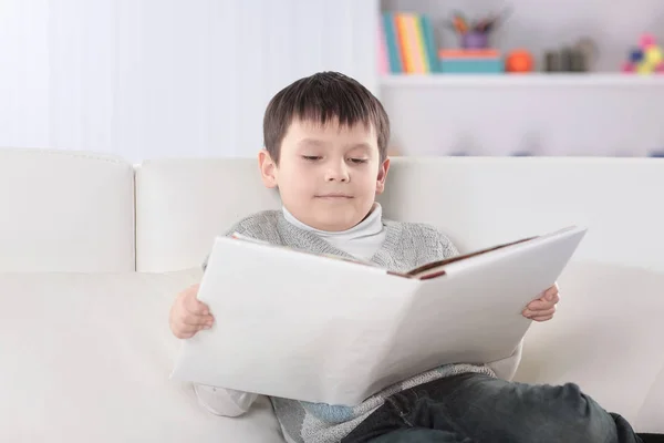 Bambino Età Prescolare Leggere Libro Sul Divano Nella Scuola Materna — Foto Stock