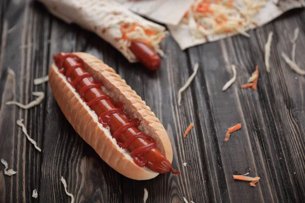 Rychlý Food Hot Dogs Omáčkou Dřevěné Pozadí — Stock fotografie