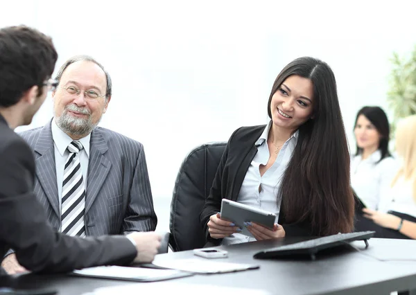 Colegas de negocios en su escritorio en la oficina — Foto de Stock