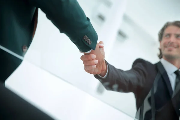 Close up .confident handshake parceiros de negócios confiáveis . — Fotografia de Stock