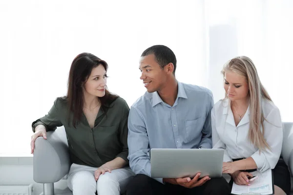 Equipo de negocios que trabaja en el ordenador portátil en el fondo de la oficina . — Foto de Stock