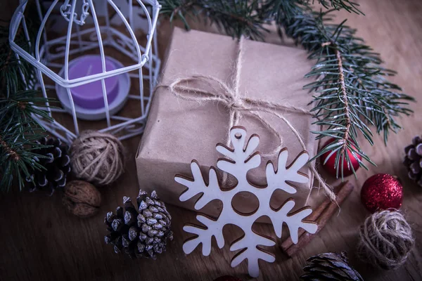 Close-up de presente de Natal e vela de Natal. — Fotografia de Stock