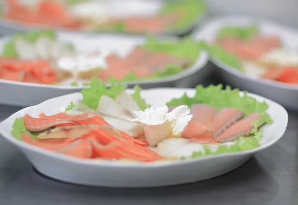 Close up.dishes con filete de pescado en la mesa de la cocina en la res — Foto de Stock