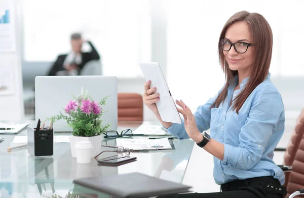 Mulher de negócios bem sucedida no local de trabalho no escritório — Fotografia de Stock