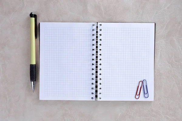 Ανοίξτε το σημειωματάριο και χρωματιστά μολύβια σε χαρτί background.photo με αντίγραφο χώρου — Φωτογραφία Αρχείου