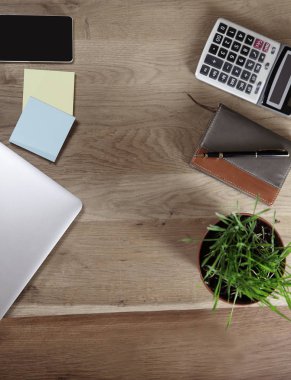 en iyi view.calculator ve table.pho üzerinde bir işadamı şeylerden