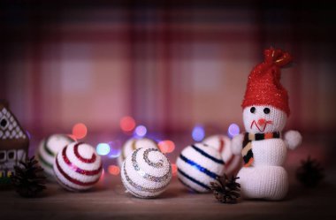 Noel baloları ve oyuncak bir kardan adam Noel masasında