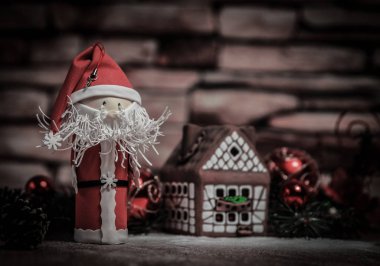 Noel hediyesi, zencefilli kurabiye evi, oyuncak Noel Baba..