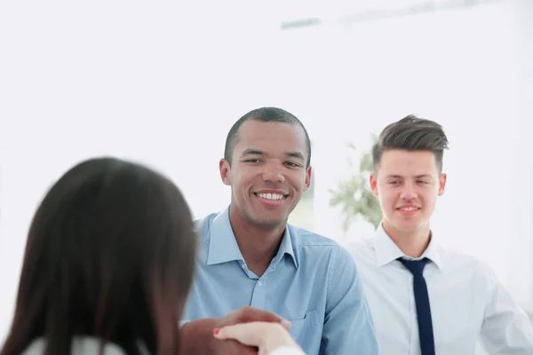 Grupp av kolleger på bakgrunden moderna kontor — Stockfoto