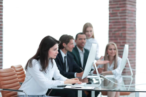 Moderne Geschäftsfrau in der Werkstatt im Büro — Stockfoto