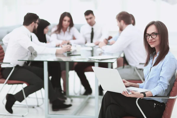 Empresária executiva com laptop na equipe de negócios de fundo desfocada — Fotografia de Stock