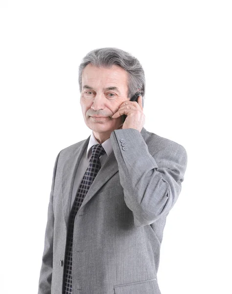 Empresário sênior falando em um telefone móvel.isolado em fundo branco — Fotografia de Stock