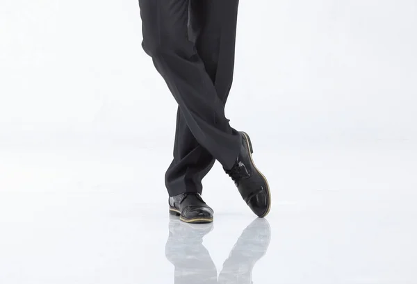 Piernas cruzadas de hombre de negocios en pantalones y zapatos.aislado en blanco — Foto de Stock