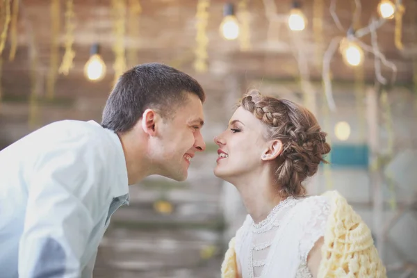Par lycka koncept: vacker kvinna leker med sin make — Stockfoto