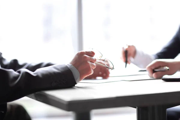 Nahaufnahme. Geschäftsleute diskutieren über Finanzinformationen — Stockfoto