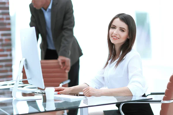 Moderne Geschäftsfrau sitzt am Schreibtisch in ihrem Büro. — Stockfoto
