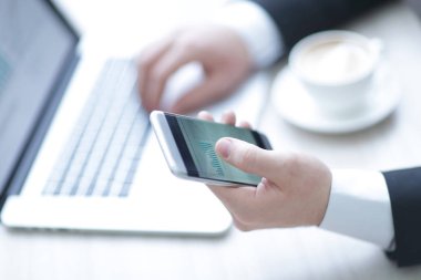 portre. iş adamı mali grafiklerle çalışma