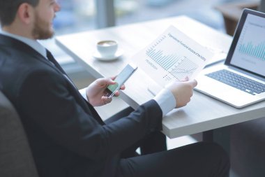 Close-Up Yöneticisi mali belgeleriyle çalışma