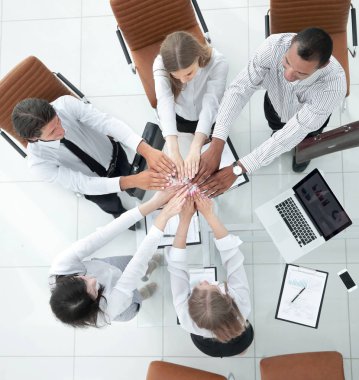 Uluslararası iş takım kendi elleriyle birlik birlikte gösterilen