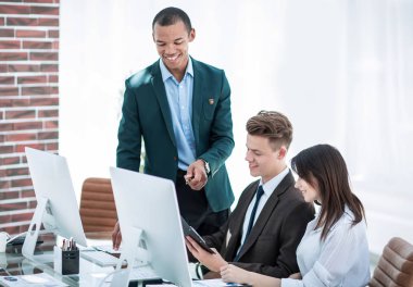 iş takım modern Office belgeleriyle çalışma.