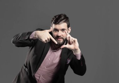 modern iş adamı sandalyenin arkasında bir çerçeve jest yapar