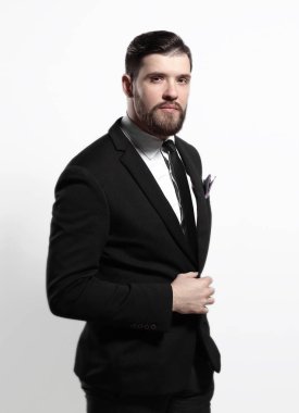 gri arka plan üzerinde kendine güvenen bir businessman.isolated portresi