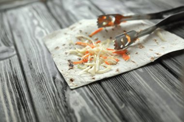 lahana polis ile ahşap background.photo pide ekmek dilimlenmiş