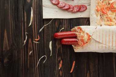 dilimlenmiş salam ve Shawarma üzerinde kopya ile ahşap arka plan .photo