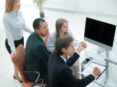 yeni bir iş planı tartışırken iş takım