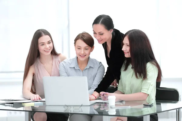 Donna d'affari e gruppo di giovani dipendenti che utilizzano il computer portatile per lavorare — Foto Stock