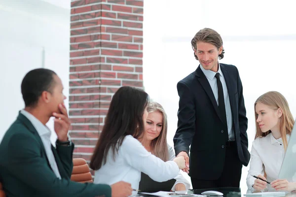 Handdruk Manager en klant in een modern kantoor — Stockfoto